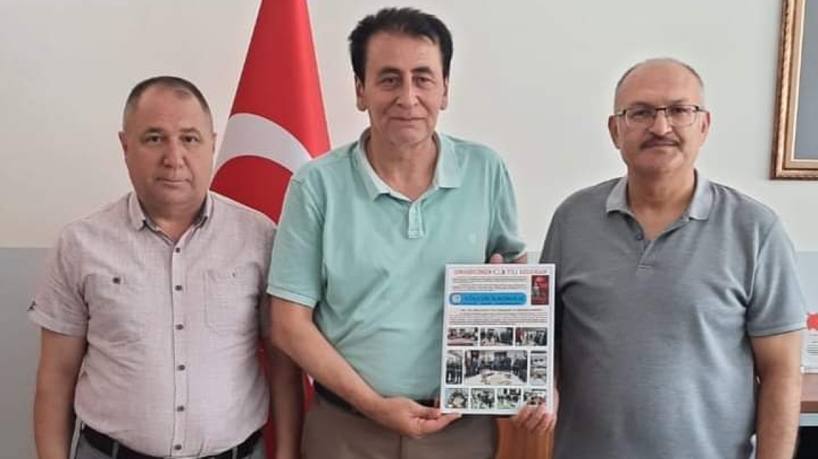 2024 Yılı Okul Dergimizi İlçe Milli Eğitim Müdürümüz Sayın Mahmut Bahadur 'a takdim ettik.